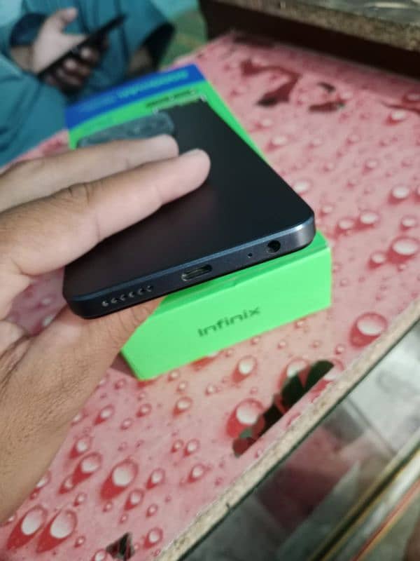 Infinix smart 8 plus 4+4 64 Full box. 4