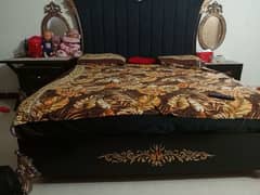 designer bed set with coffee table nd 2 chairs