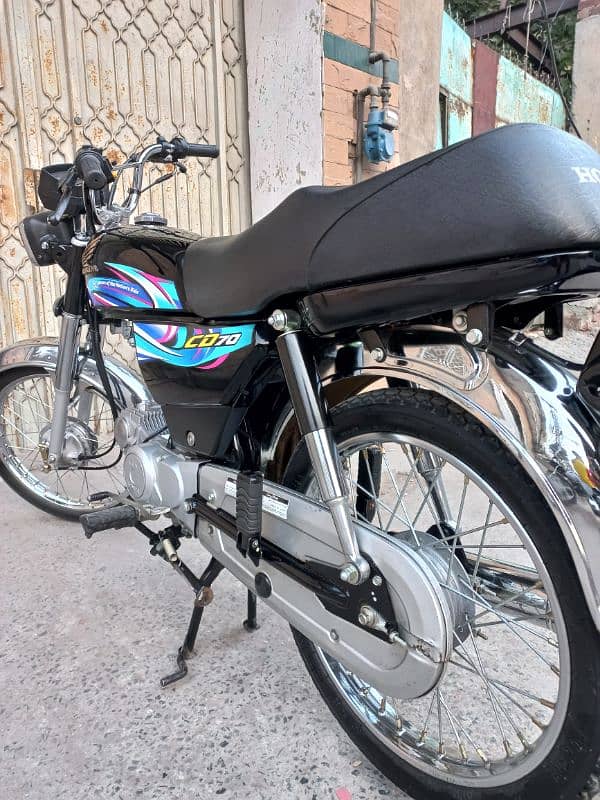 Honda cd 70 2024 black 5200km driven total genuine. 4