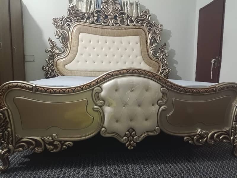 complete bed set, recently bought, condition like new 1