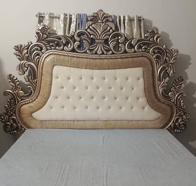 complete bed set, recently bought, condition like new 2