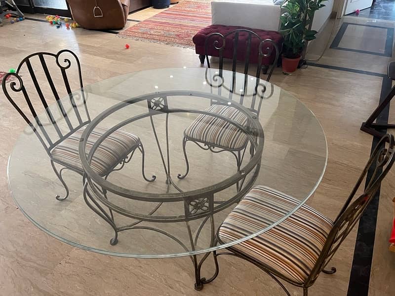 Round dining table with chairs 0