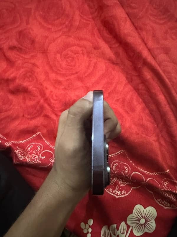 iPhone 14 Pro Max jv 128gb back crack 4