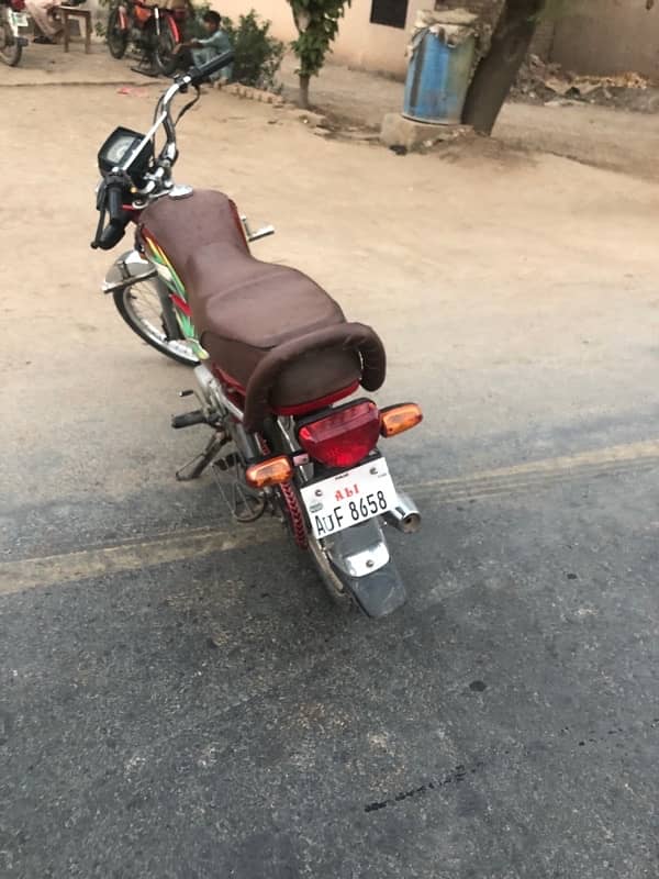 CD 70 bike for sale 10/10 condition koi fault bhi nhi hai sab ok hai 1