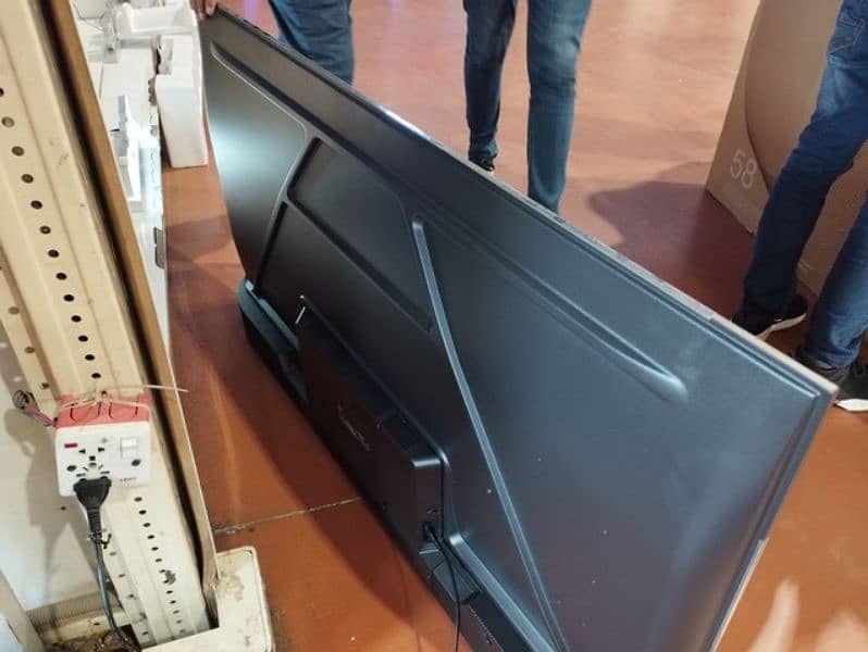 Brand New TCL 58" LED Smart TV, Panel Broken 3