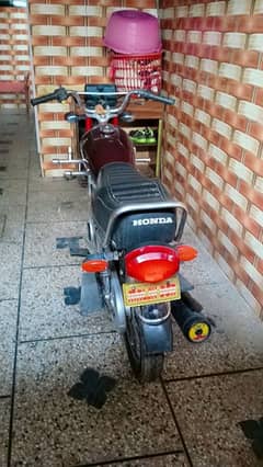 Honda 125 red clour