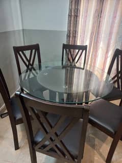 Dinning table in very good condition