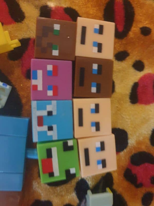 A minecraft toy skins steave Alex like 1