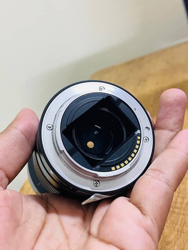 sony 28mm f2 professional focus lens 3