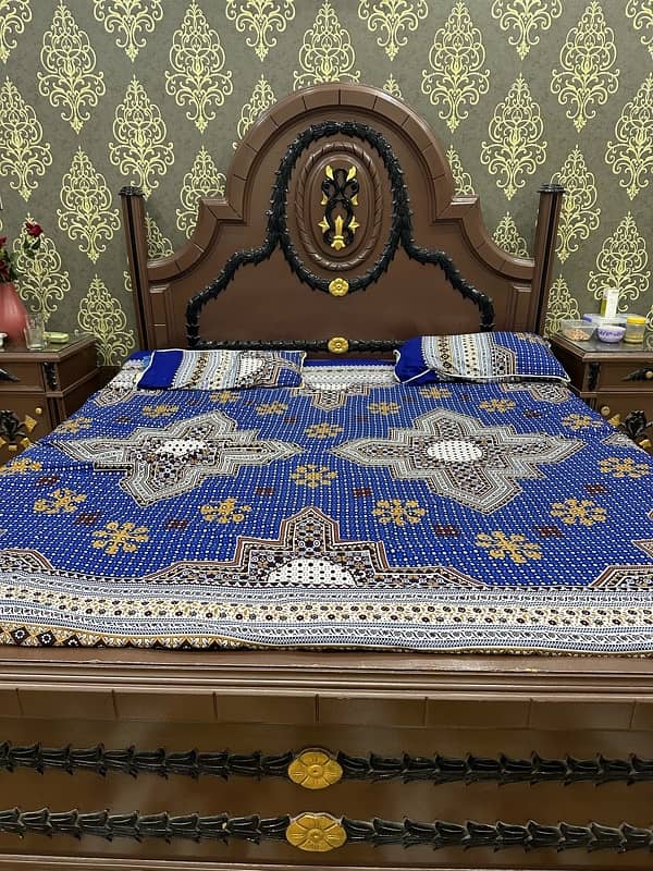 Bed set with side tables and dressing table 0