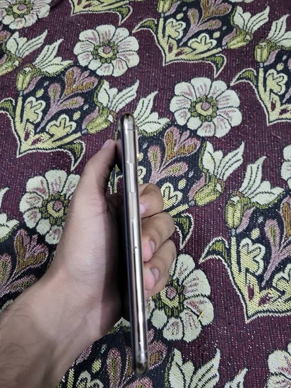 iPhone xs excellent condition 4