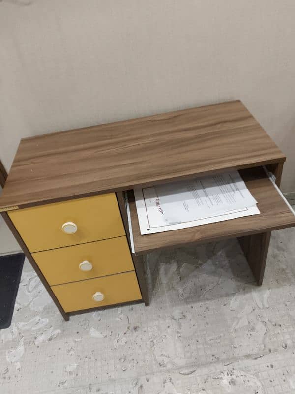 INTERWOOD Ka Study table Hai Bilkul New 0302.4404994 es nbr pa rbta kr 6