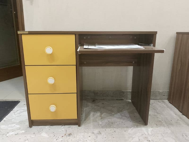 INTERWOOD Ka Study table Hai Bilkul New 0302.4404994 es nbr pa rbta kr 9