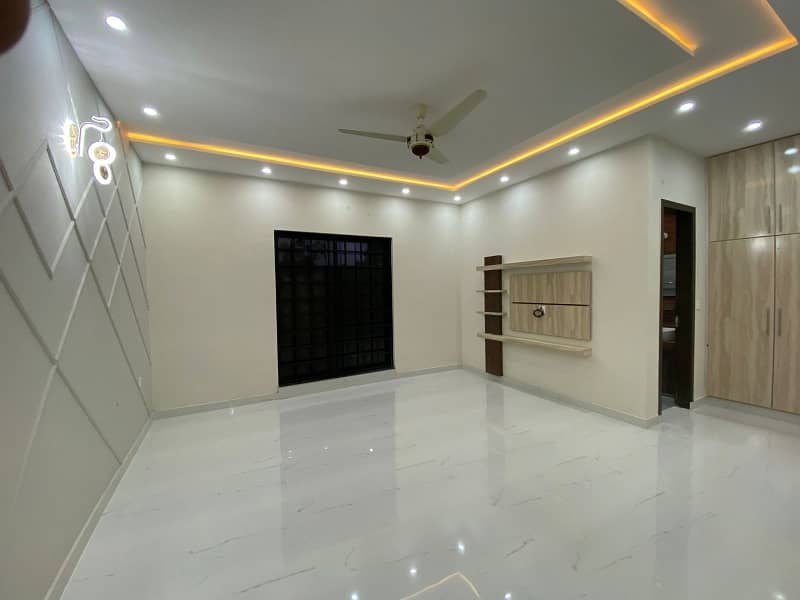 10 Marla Like A Brand New House Available For Sale Prime location Vvip House 4