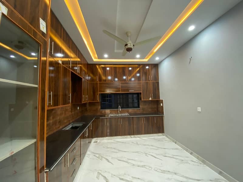 10 Marla Like A Brand New House Available For Sale Prime location Vvip House 16