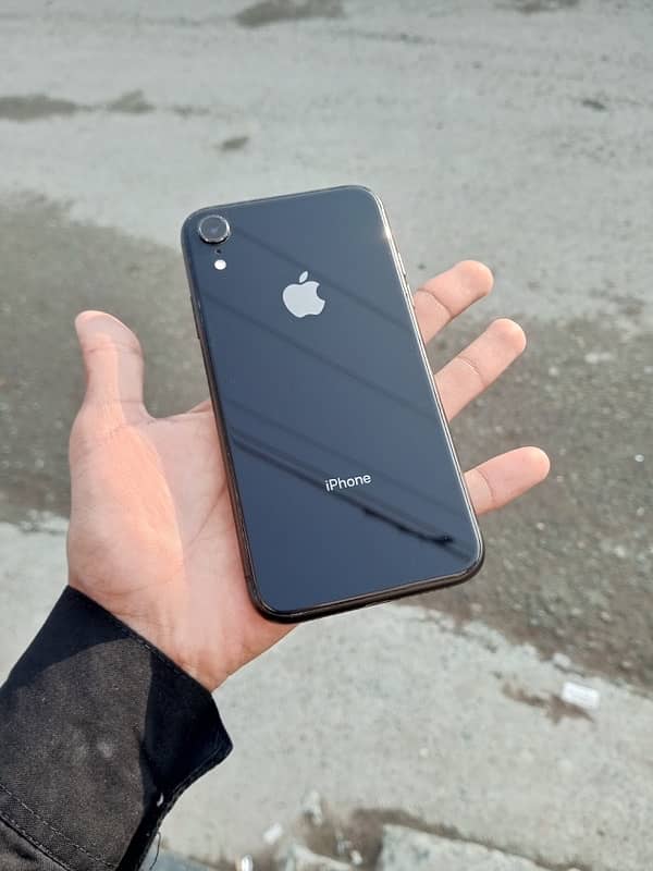 Iphone xr 64gb  batrry 84 all ok 4