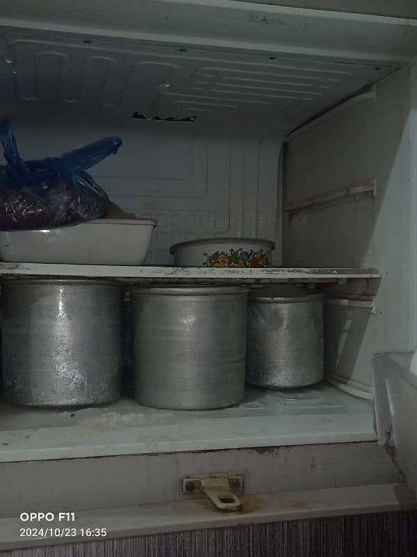 PEL ka full size ka freezer ha 2