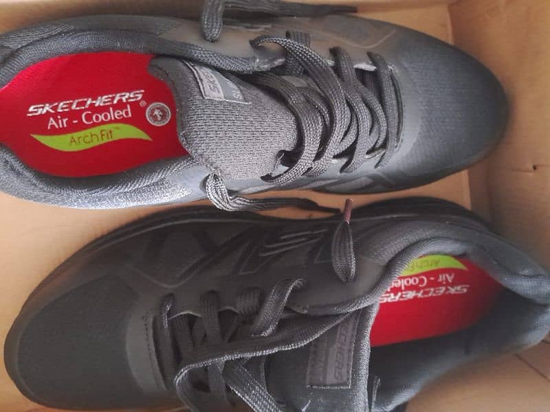 100% Original Skechers Arch fit Slip resistant 2