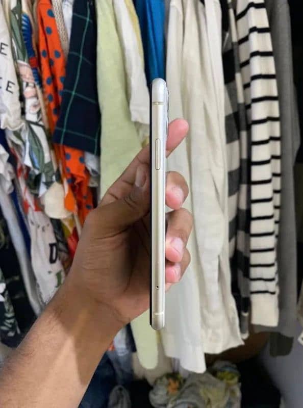 iPhone 11 white 2