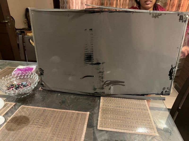 40 inch Sony led display broken 1