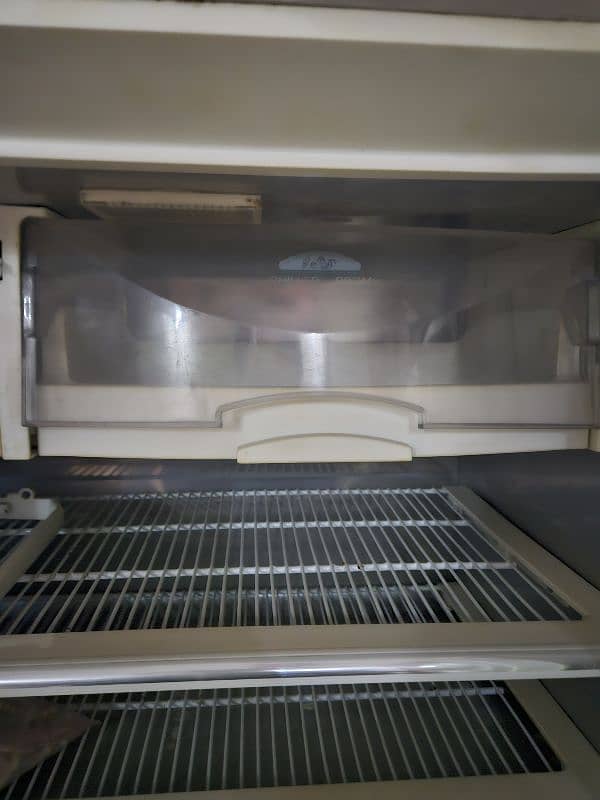 dawlance medium size refrigerator in working condition. 1