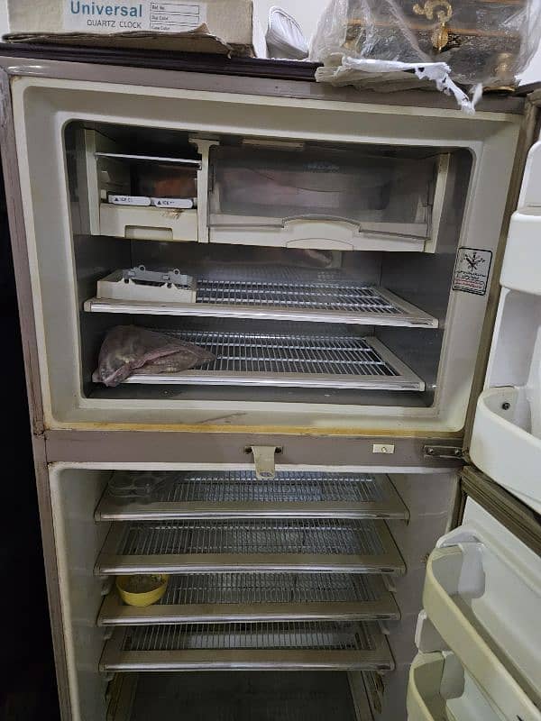 dawlance medium size refrigerator in working condition. 4