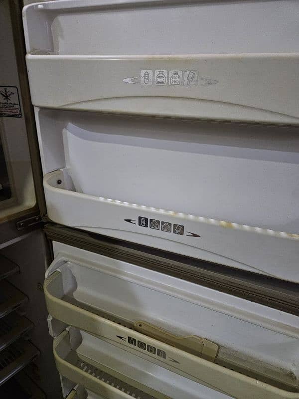 dawlance medium size refrigerator in working condition. 5