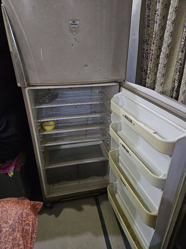 dawlance medium size refrigerator in working condition. 6