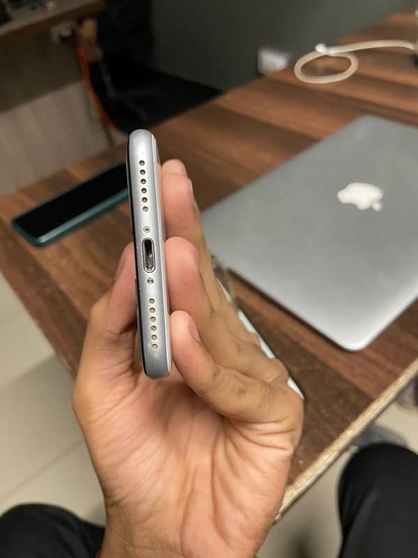 iphone se 2022 full new condition 3