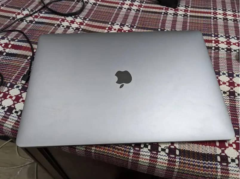 Macbook Pro 2018 i7(6 Core) 10/10 0