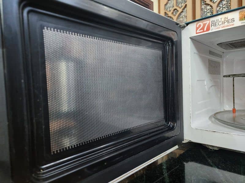 Dawlance Microwave Oven 131 HP Grilling 4