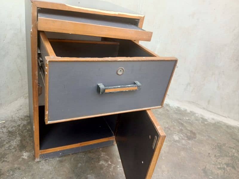 office Cabinet Drawer good condition metal body 16