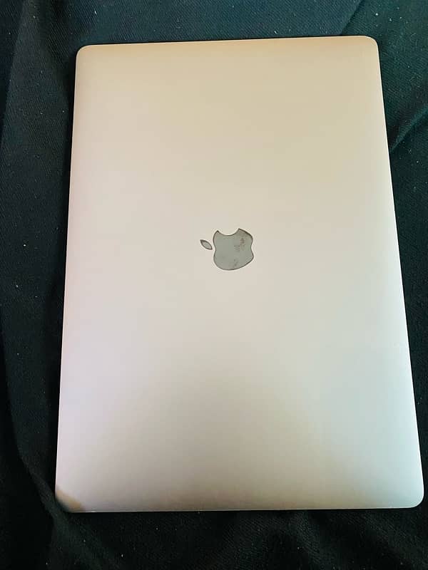 MacBook Pro 2017 core i7 15 inches 1