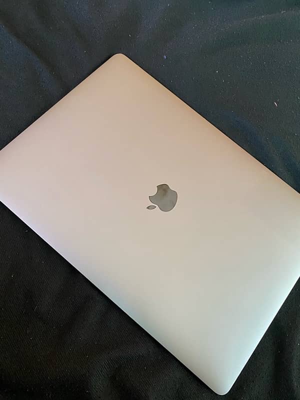 MacBook Pro 2017 core i7 15 inches 2