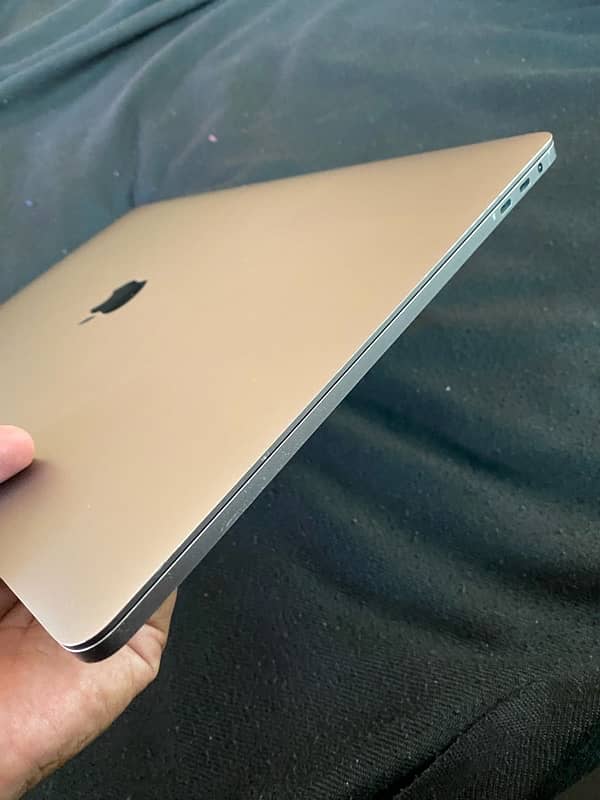 MacBook Pro 2017 core i7 15 inches 5