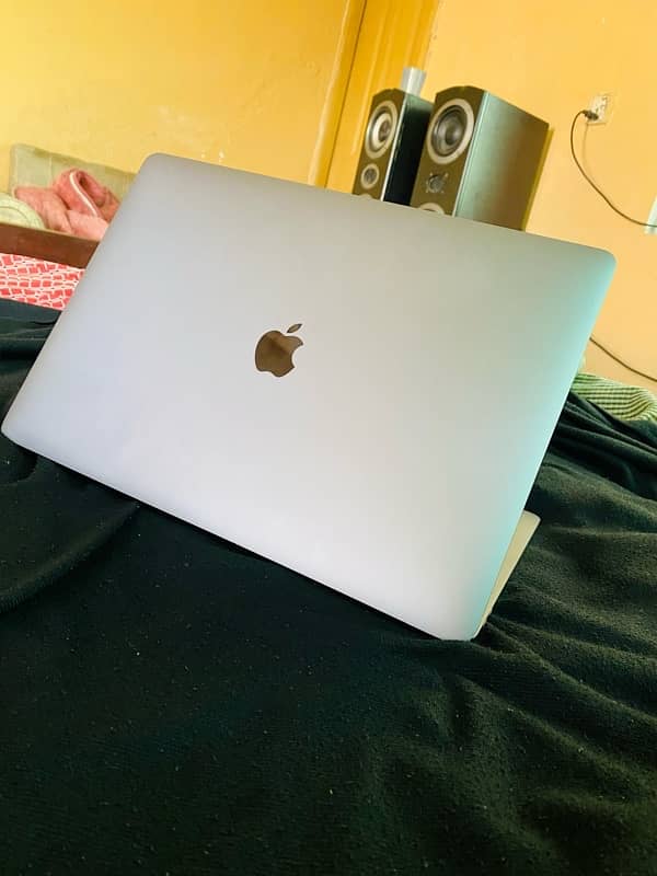 MacBook Pro 2017 core i7 15 inches 9