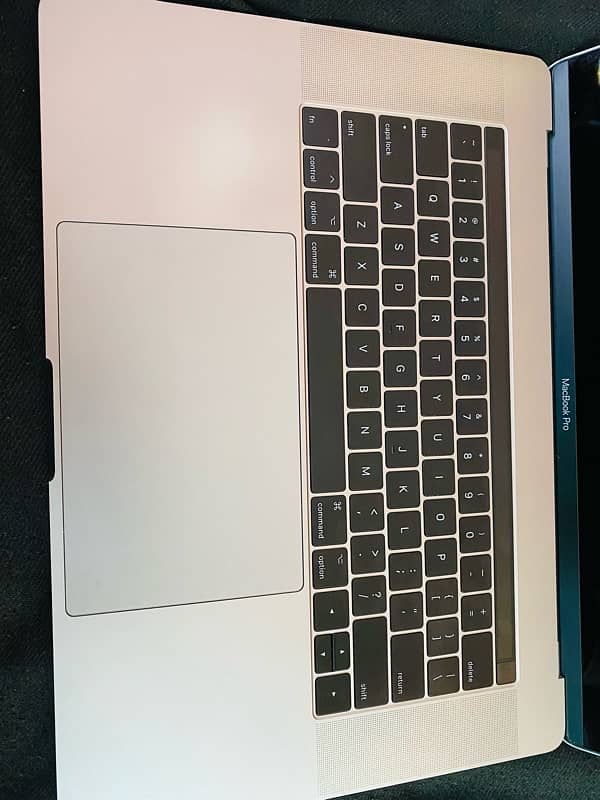 MacBook Pro 2017 core i7 15 inches 11