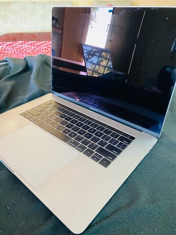 MacBook Pro 2017 core i7 15 inches 13