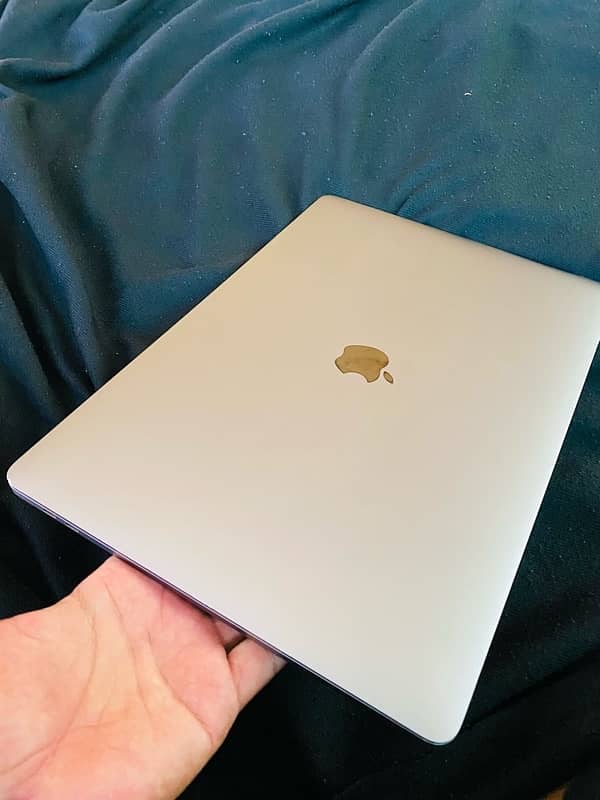 MacBook Pro 2017 core i7 15 inches 17