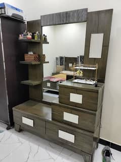 Dressing table without wooden bed and side tables