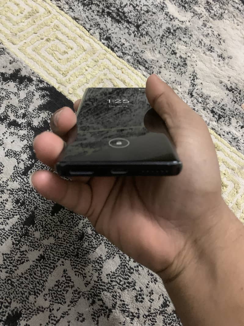 Motorola Edge+ (2020) 4