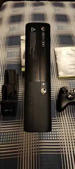 Xbox 360 E Original + 1 Controller  + Docking station + CD + 2 Battery