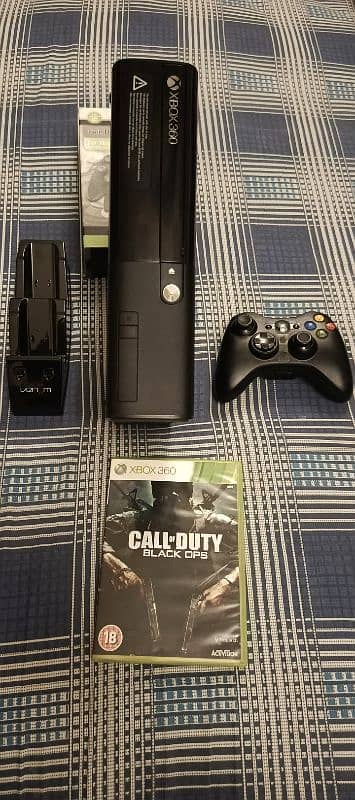 Xbox 360 E Original + 1 Controller  + Docking station + CD + 2 Battery 1