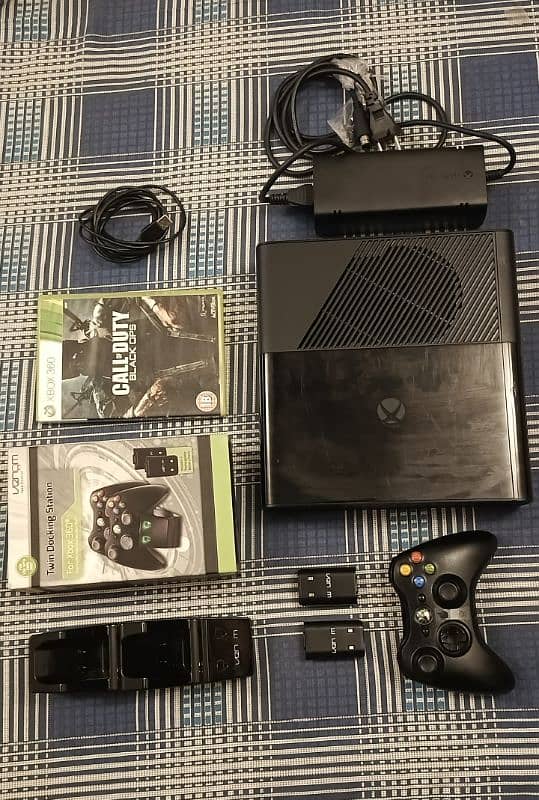 Xbox 360 E Original + 1 Controller  + Docking station + CD + 2 Battery 2