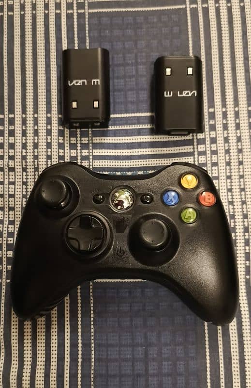 Xbox 360 E Original + 1 Controller  + Docking station + CD + 2 Battery 3