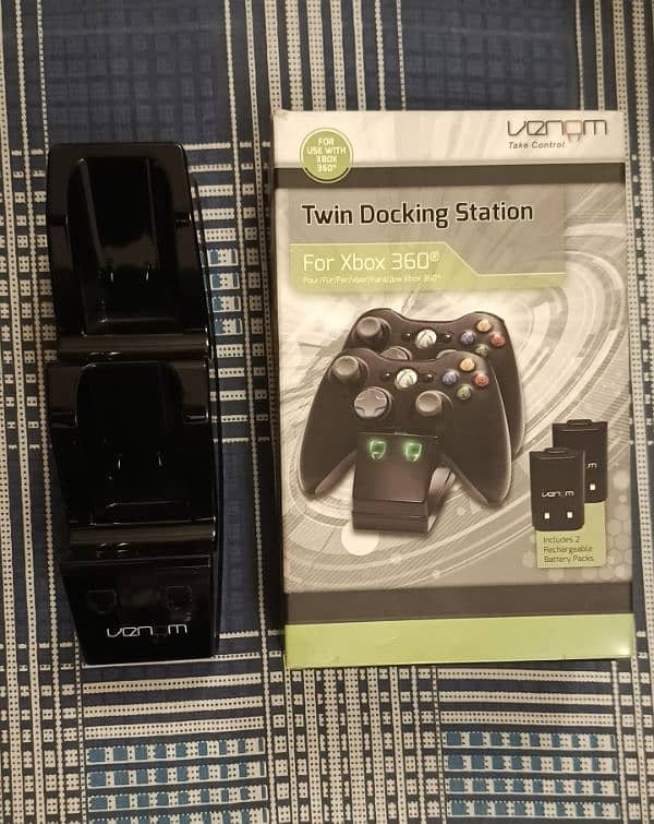 Xbox 360 E Original + 1 Controller  + Docking station + CD + 2 Battery 4