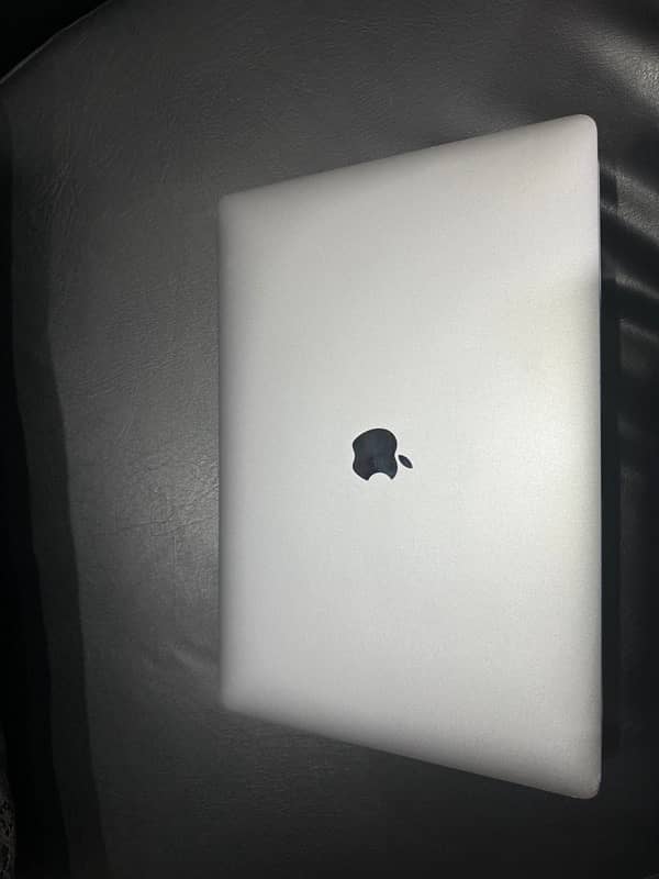 MacBook pro 2017 16/512 4