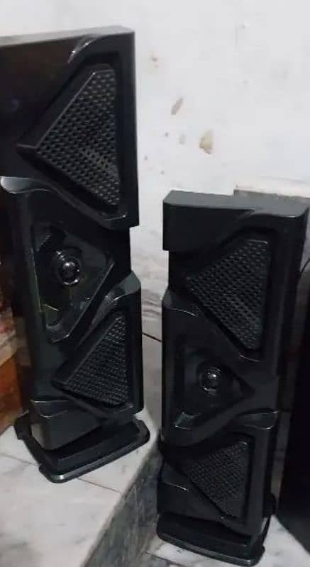 RB-01 BLUETOOTH SPEAKERS 2.1 CH MULTIMEDIA SPEAKER SYSTEM. . . 3