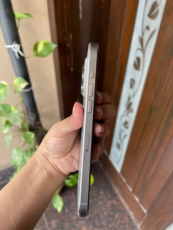 iPhone 15 pro max Natural Titanium Factory UnLocked NON PTA 6