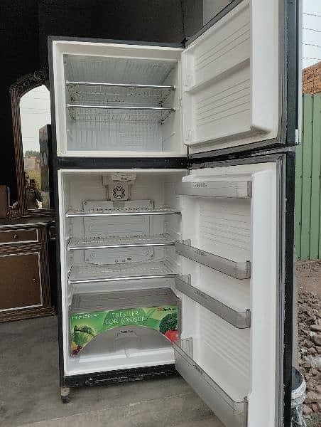 Dowlance Refrigerator 14 cubic fut  Good condition 2